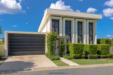 10 The Boulevarde, BENOWA, QLD 4217