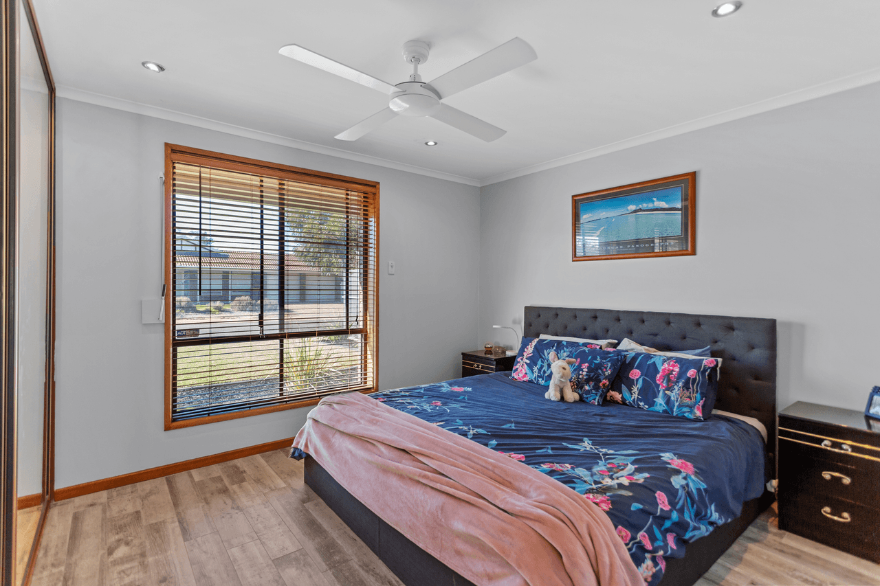 4 Commodore Parade, ANDREWS FARM, SA 5114