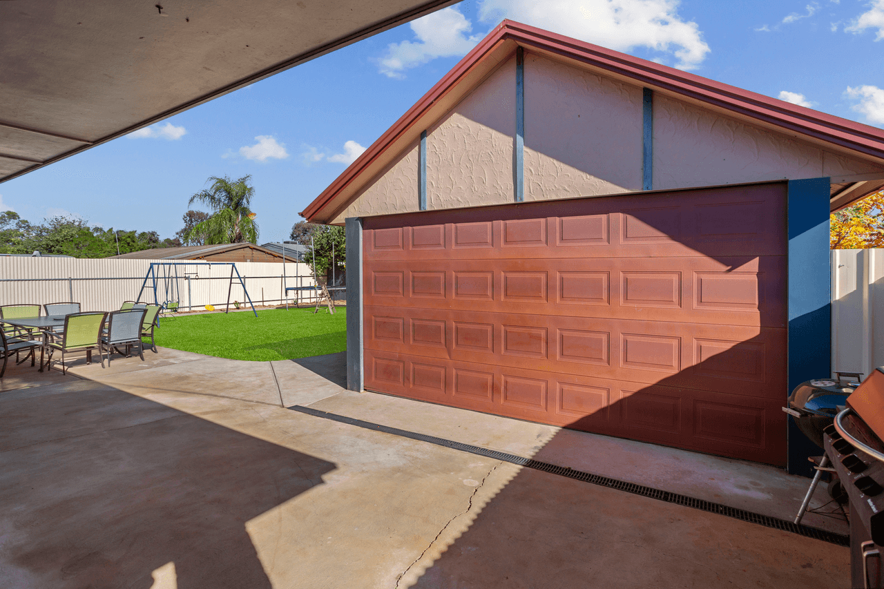 4 Commodore Parade, ANDREWS FARM, SA 5114