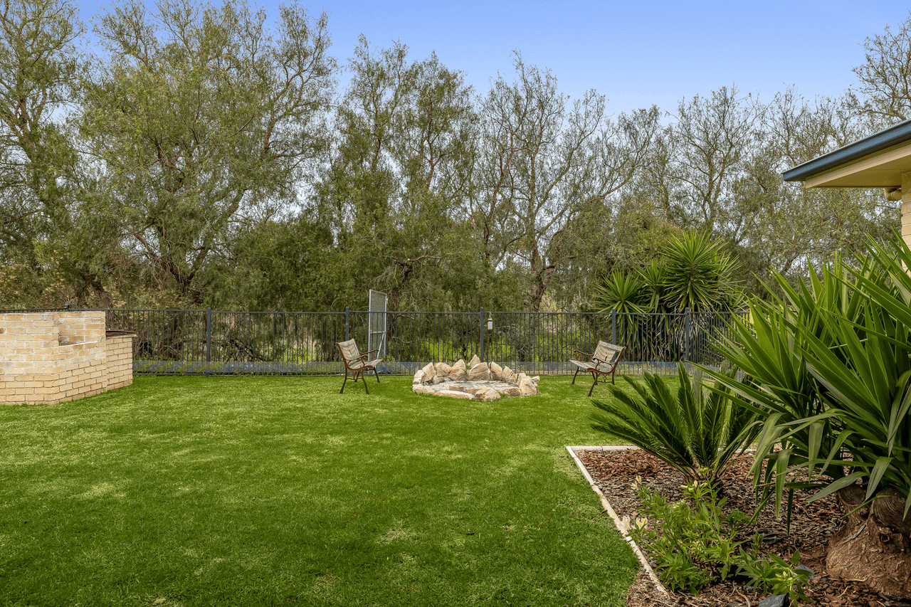 36 Phipps Drive, MERINGANDAN WEST, QLD 4352