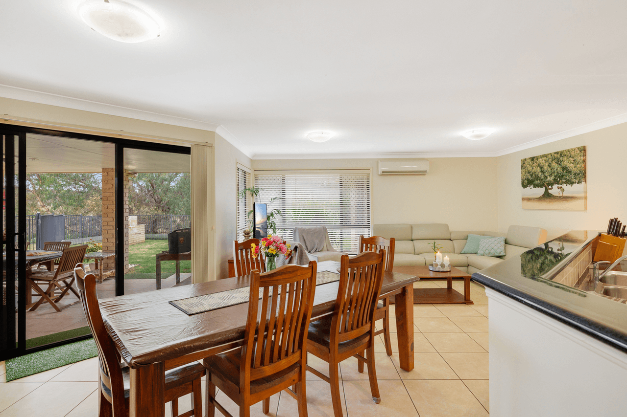 36 Phipps Drive, MERINGANDAN WEST, QLD 4352