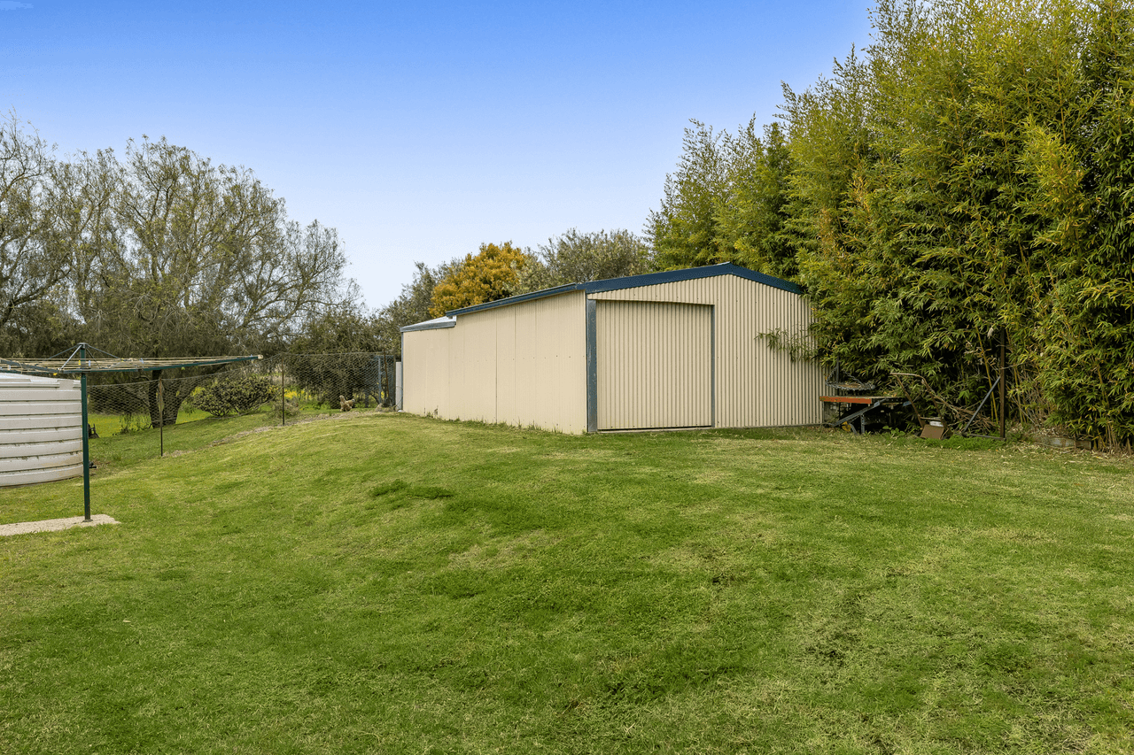 36 Phipps Drive, MERINGANDAN WEST, QLD 4352