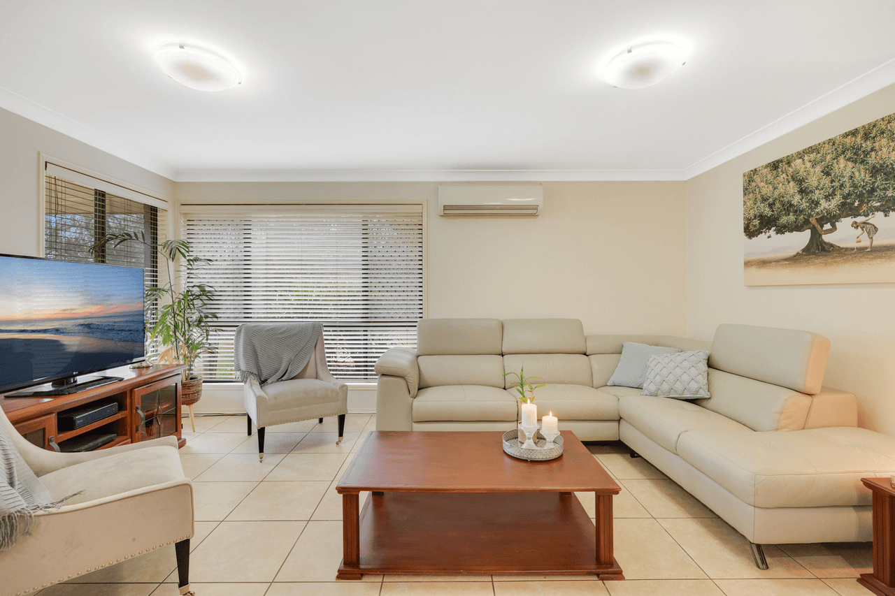 36 Phipps Drive, MERINGANDAN WEST, QLD 4352