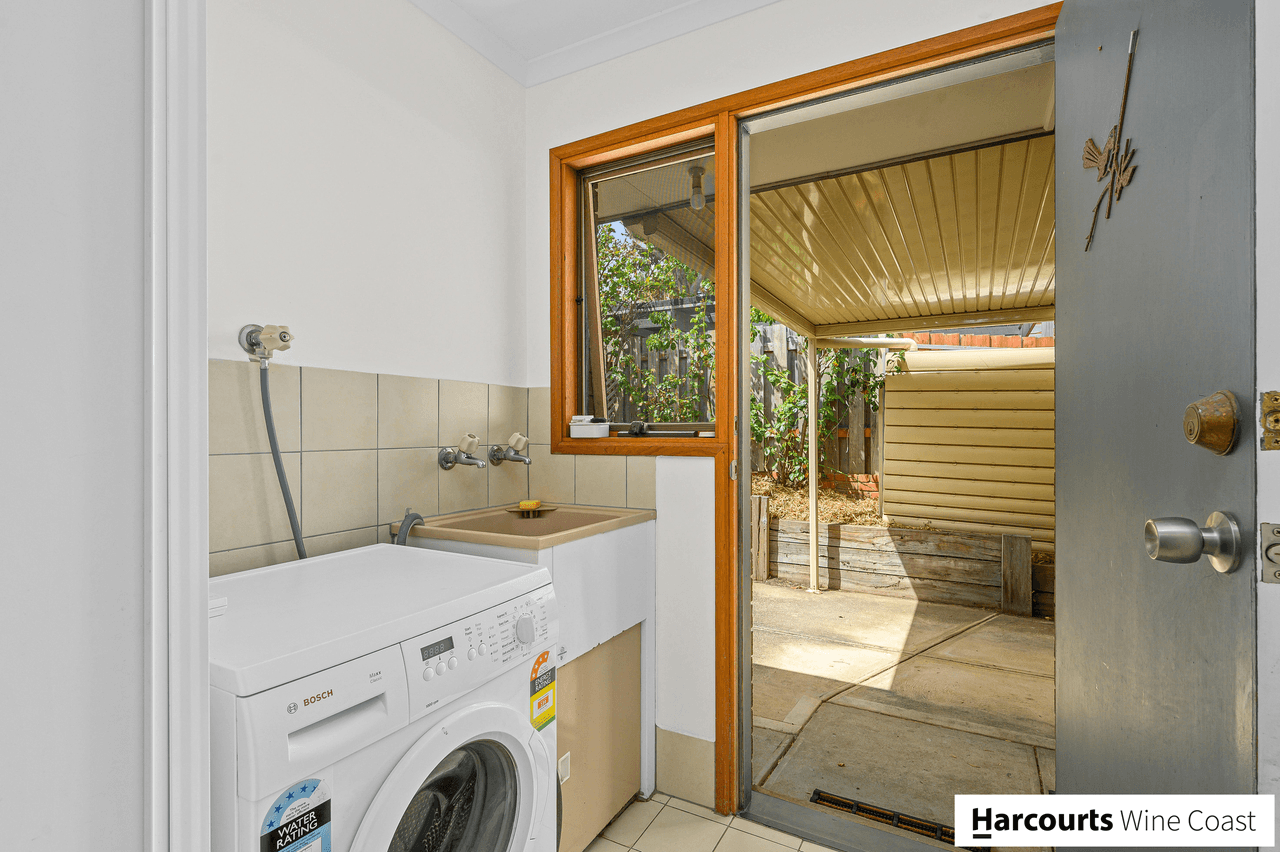 10 Mindarie Street, PORT WILLUNGA, SA 5173