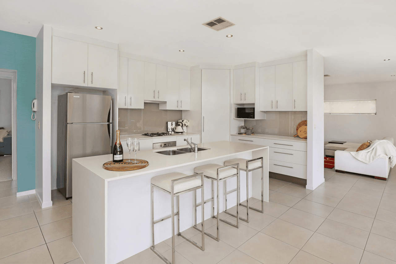 15 Airlie Crescent, PELICAN WATERS, QLD 4551