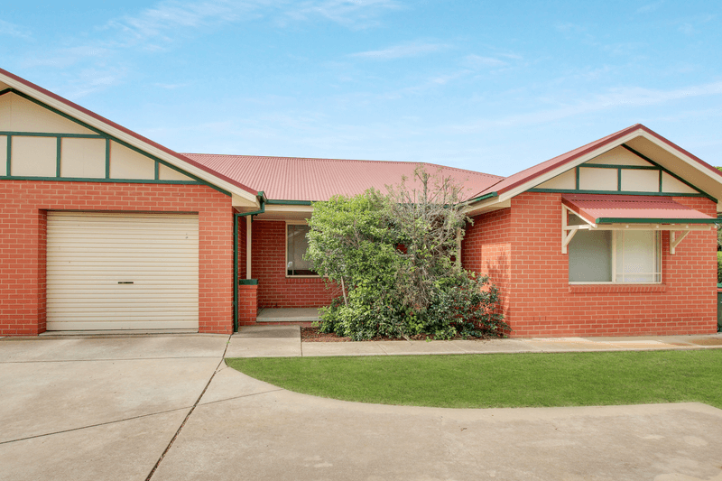 2 Bamarook Crescent, Glenfield Park, NSW 2650