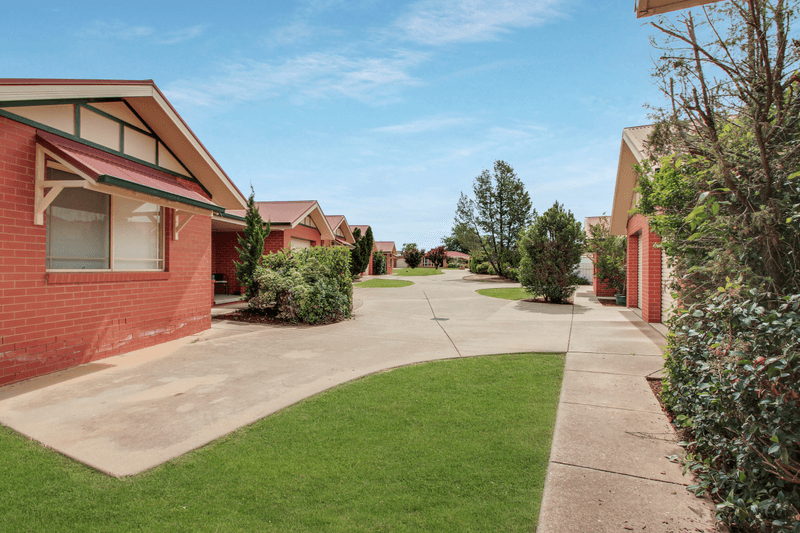 2 Bamarook Crescent, Glenfield Park, NSW 2650