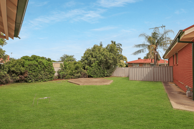 2 Bamarook Crescent, Glenfield Park, NSW 2650