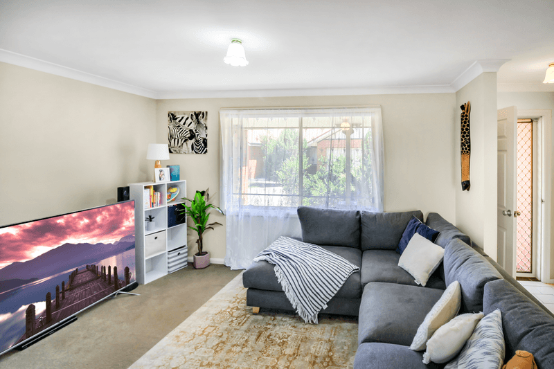 2 Bamarook Crescent, Glenfield Park, NSW 2650