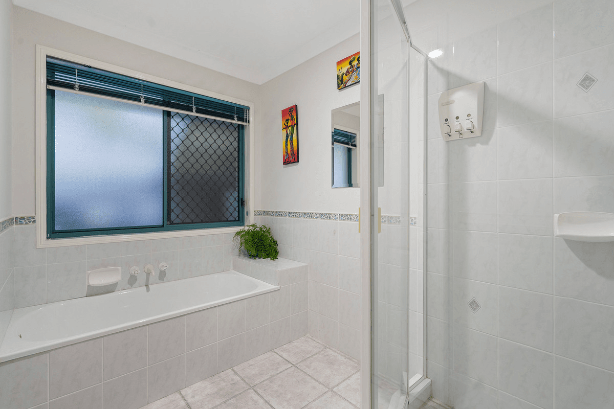 45 Lakeshore Drive, HELENSVALE, QLD 4212