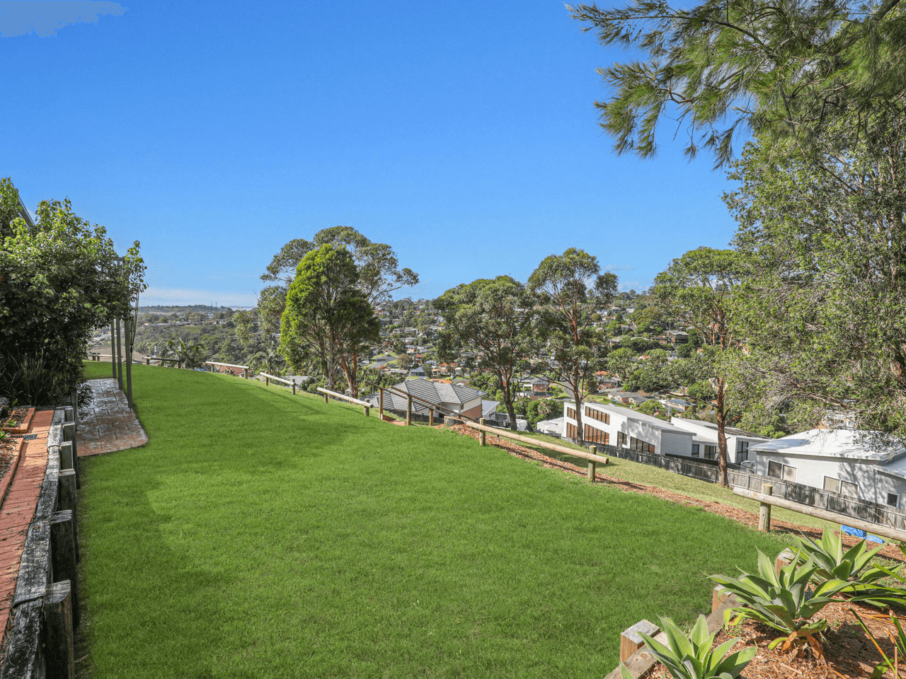 4 Murrogun Crescent, CORDEAUX HEIGHTS, NSW 2526