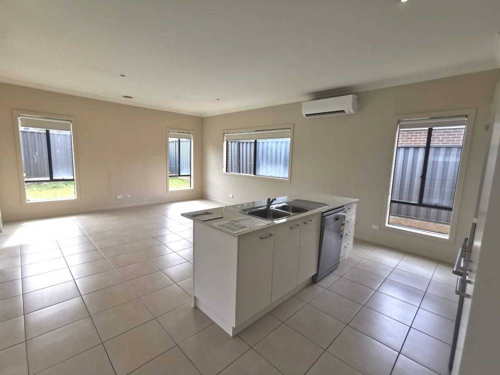14 Bregman Esplanade, Manor Lakes, VIC 3024