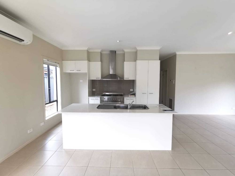 14 Bregman Esplanade, Manor Lakes, VIC 3024