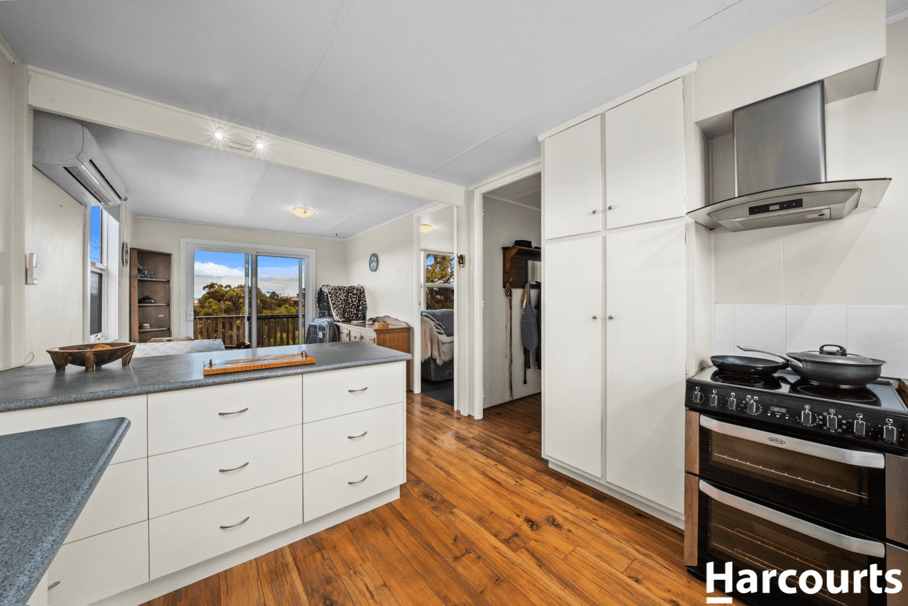 11 Clark Street, DUNALLEY, TAS 7177