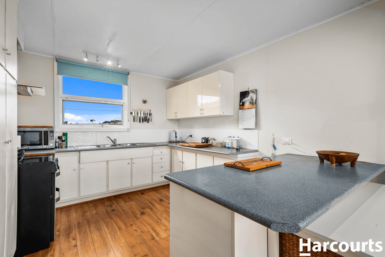 11 Clark Street, DUNALLEY, TAS 7177