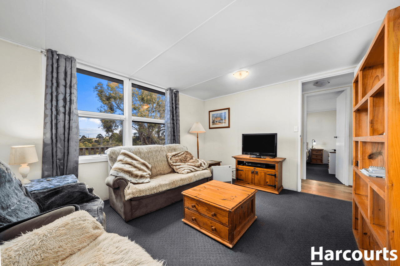 11 Clark Street, DUNALLEY, TAS 7177