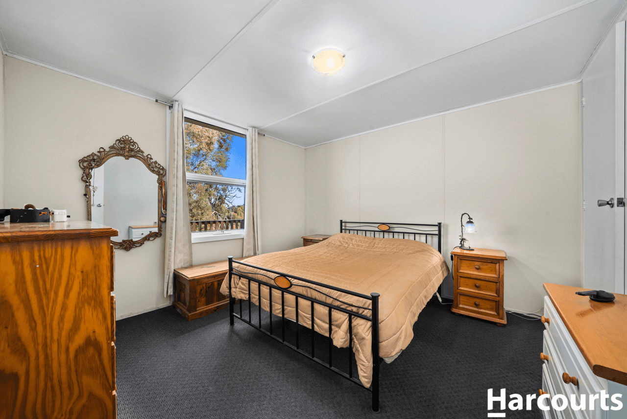 11 Clark Street, DUNALLEY, TAS 7177