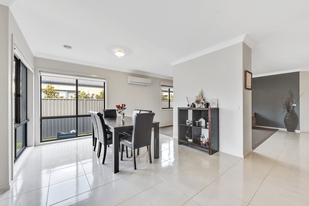 10 Clarence Place, CRANBOURNE EAST, VIC 3977