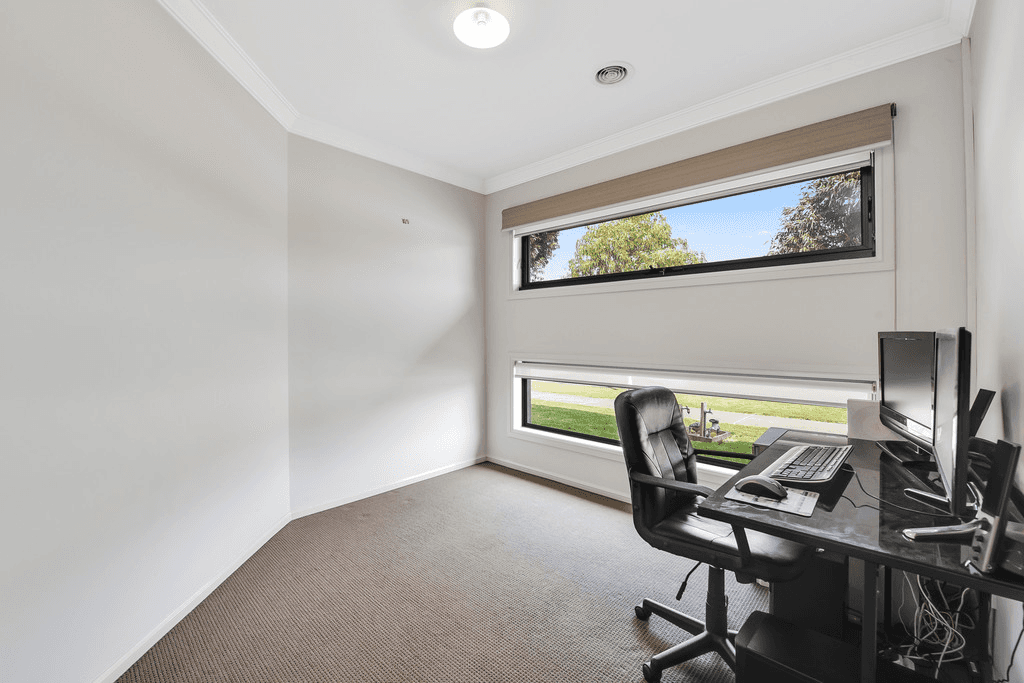 10 Clarence Place, CRANBOURNE EAST, VIC 3977