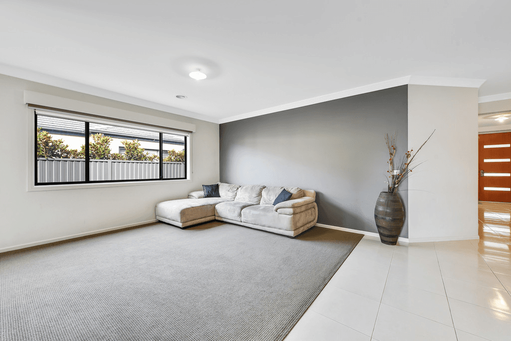 10 Clarence Place, CRANBOURNE EAST, VIC 3977