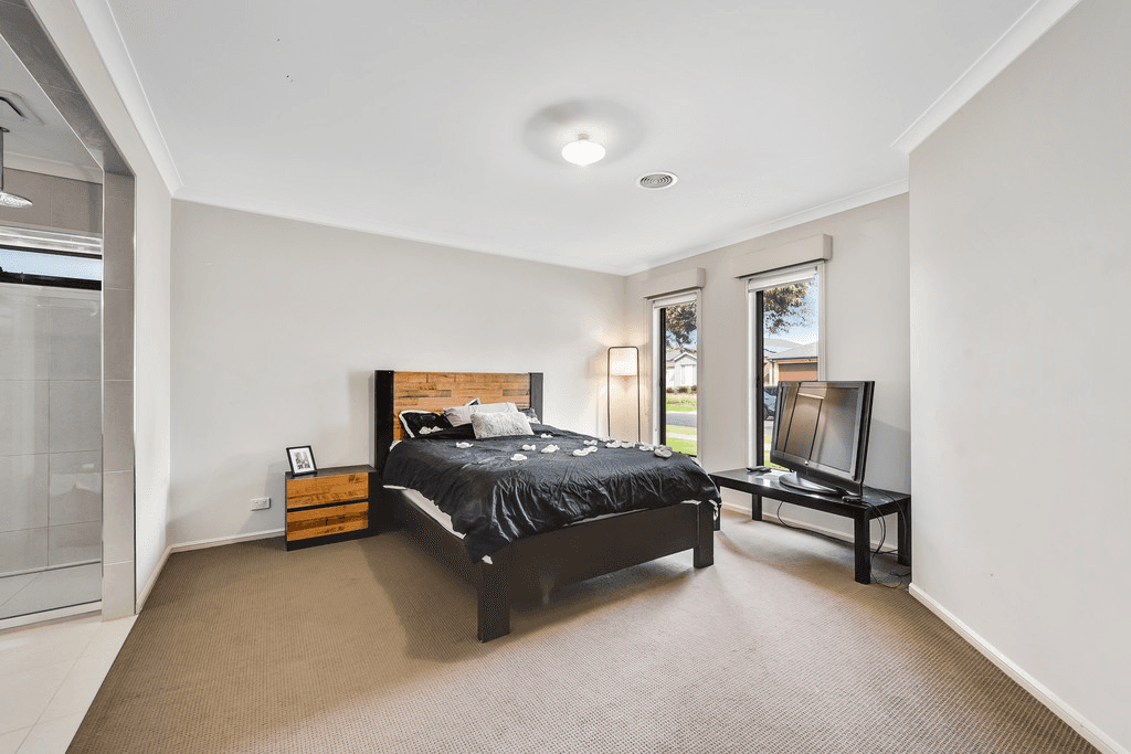 10 Clarence Place, CRANBOURNE EAST, VIC 3977