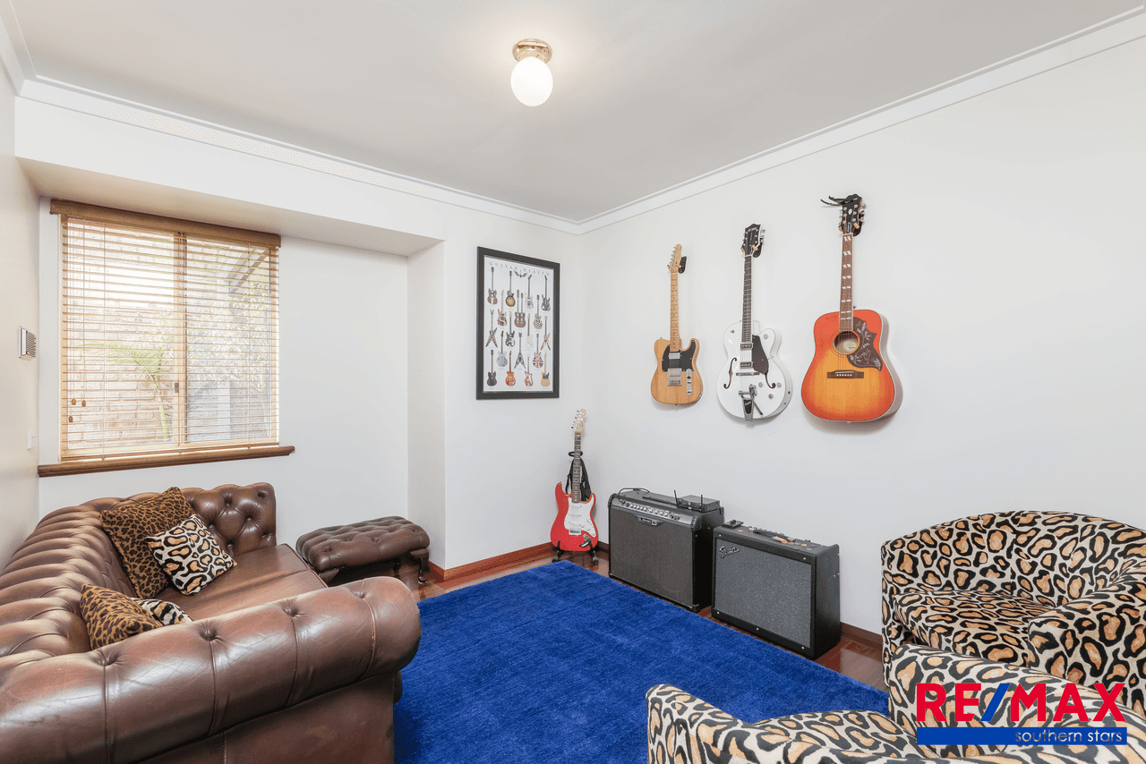 19  Hillock Circle, Leeming, WA 6149