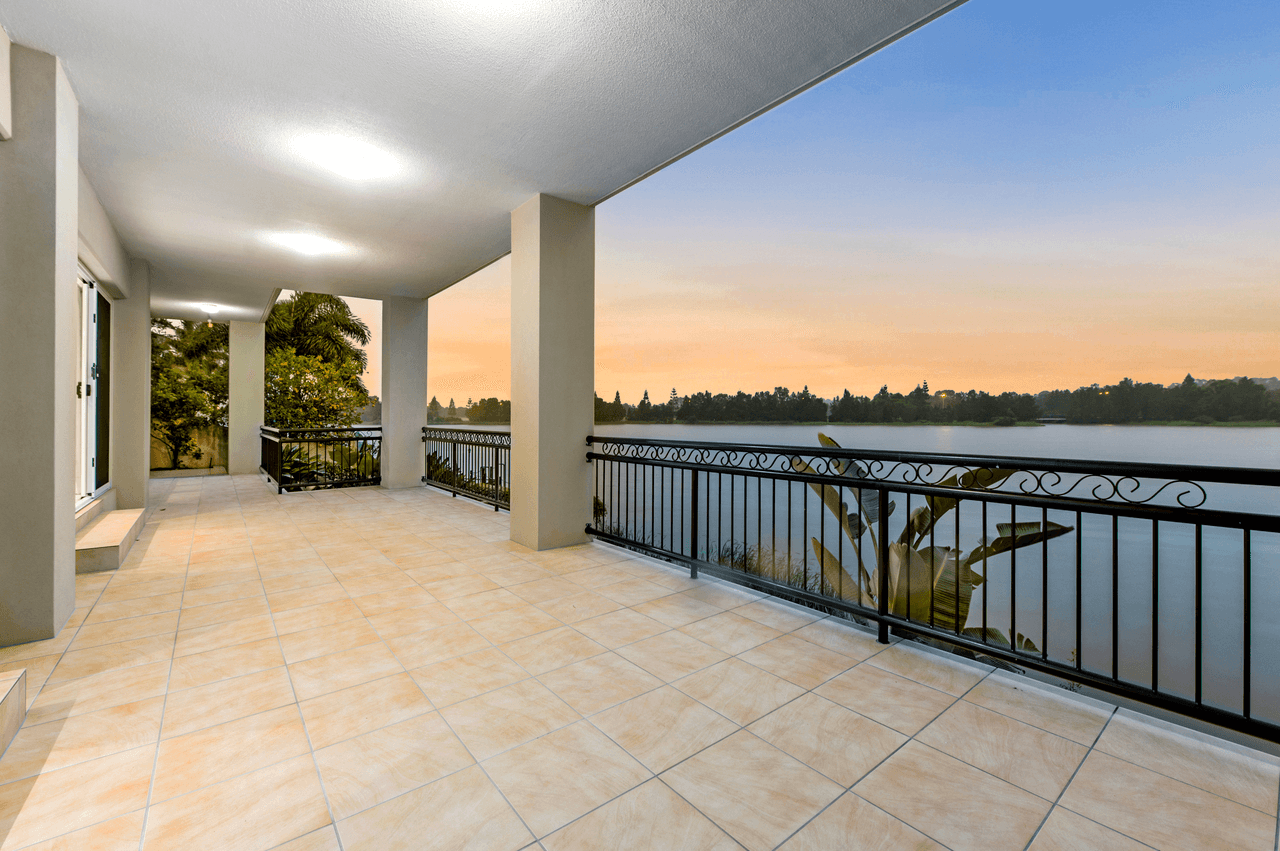 12 Istana View, CLEAR ISLAND WATERS, QLD 4226