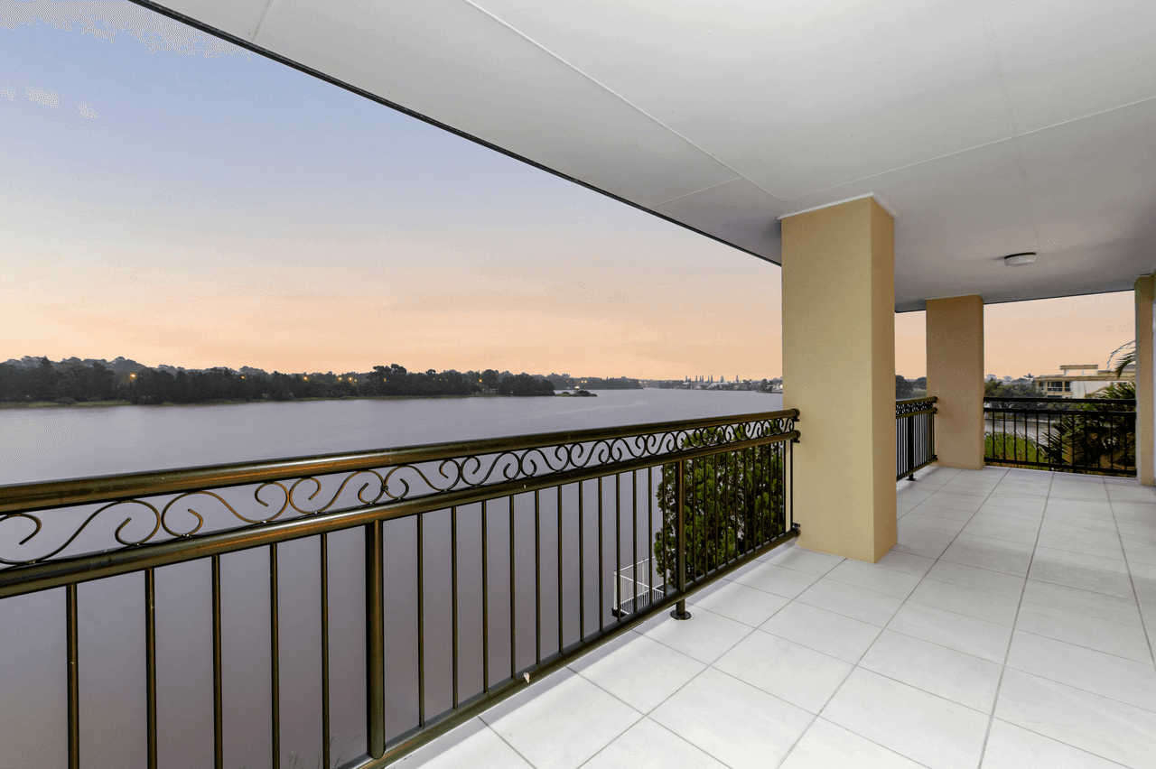 12 Istana View, CLEAR ISLAND WATERS, QLD 4226