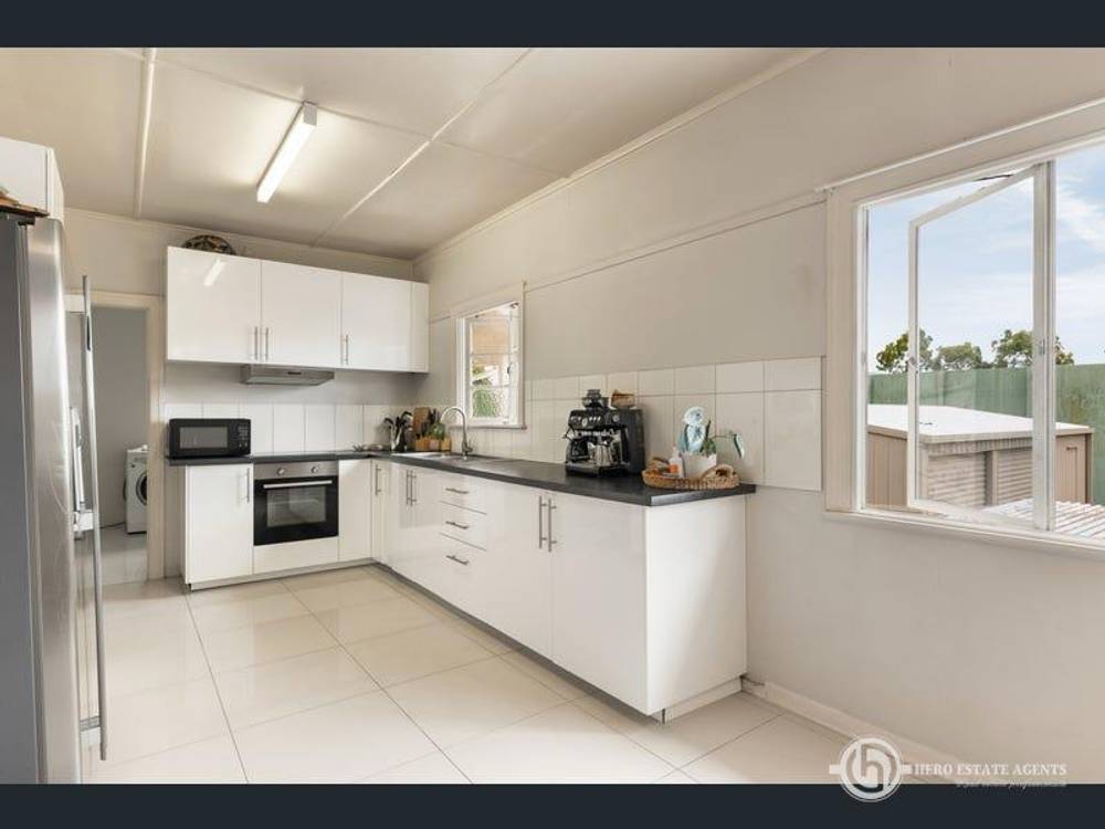 17 WEENGA STREET, GEEBUNG, QLD 4034
