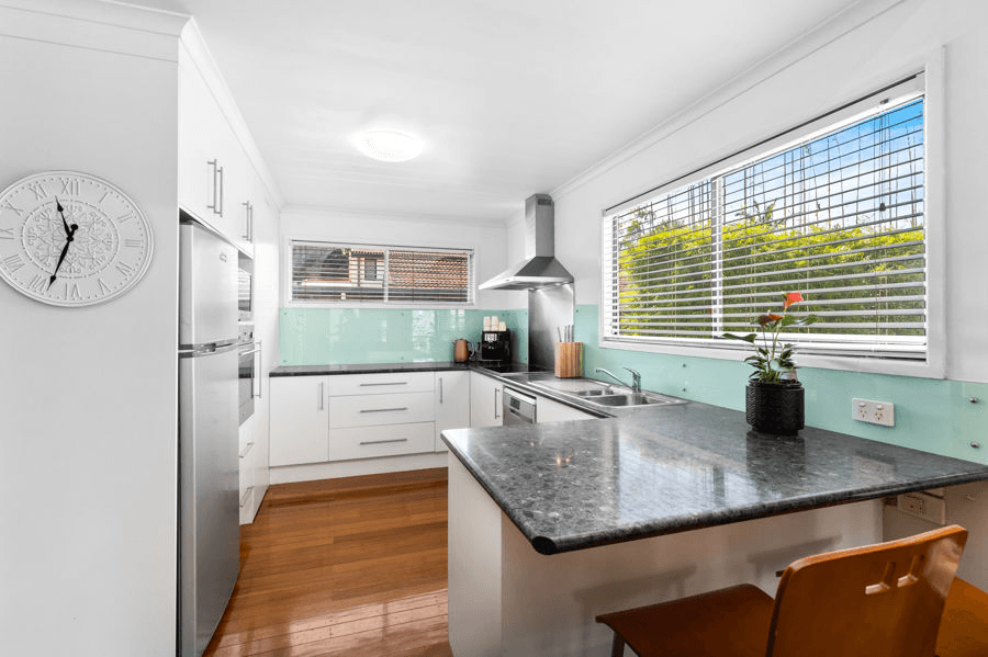 39 Wistaria Avenue, SOUTHPORT, QLD 4215