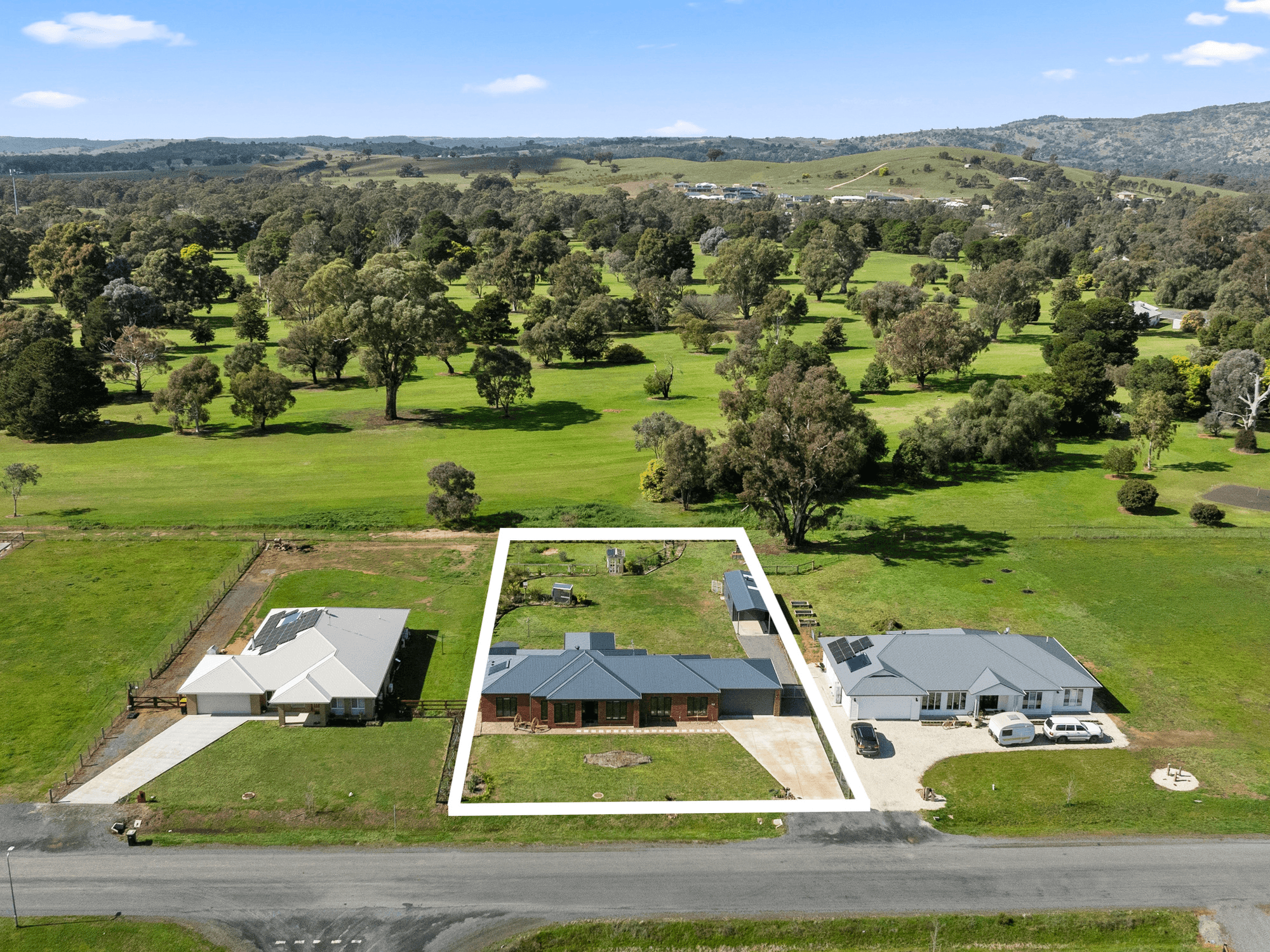 8 BAYLEY DRIVE, AVENEL, VIC 3664