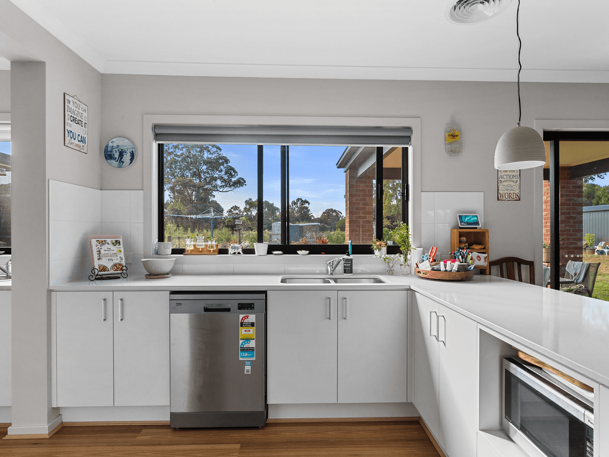 8 BAYLEY DRIVE, AVENEL, VIC 3664