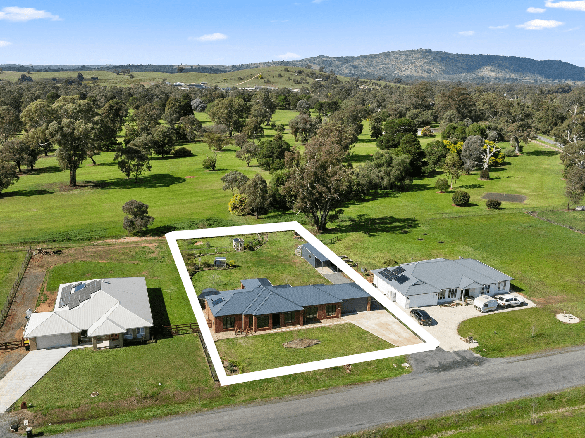 8 BAYLEY DRIVE, AVENEL, VIC 3664