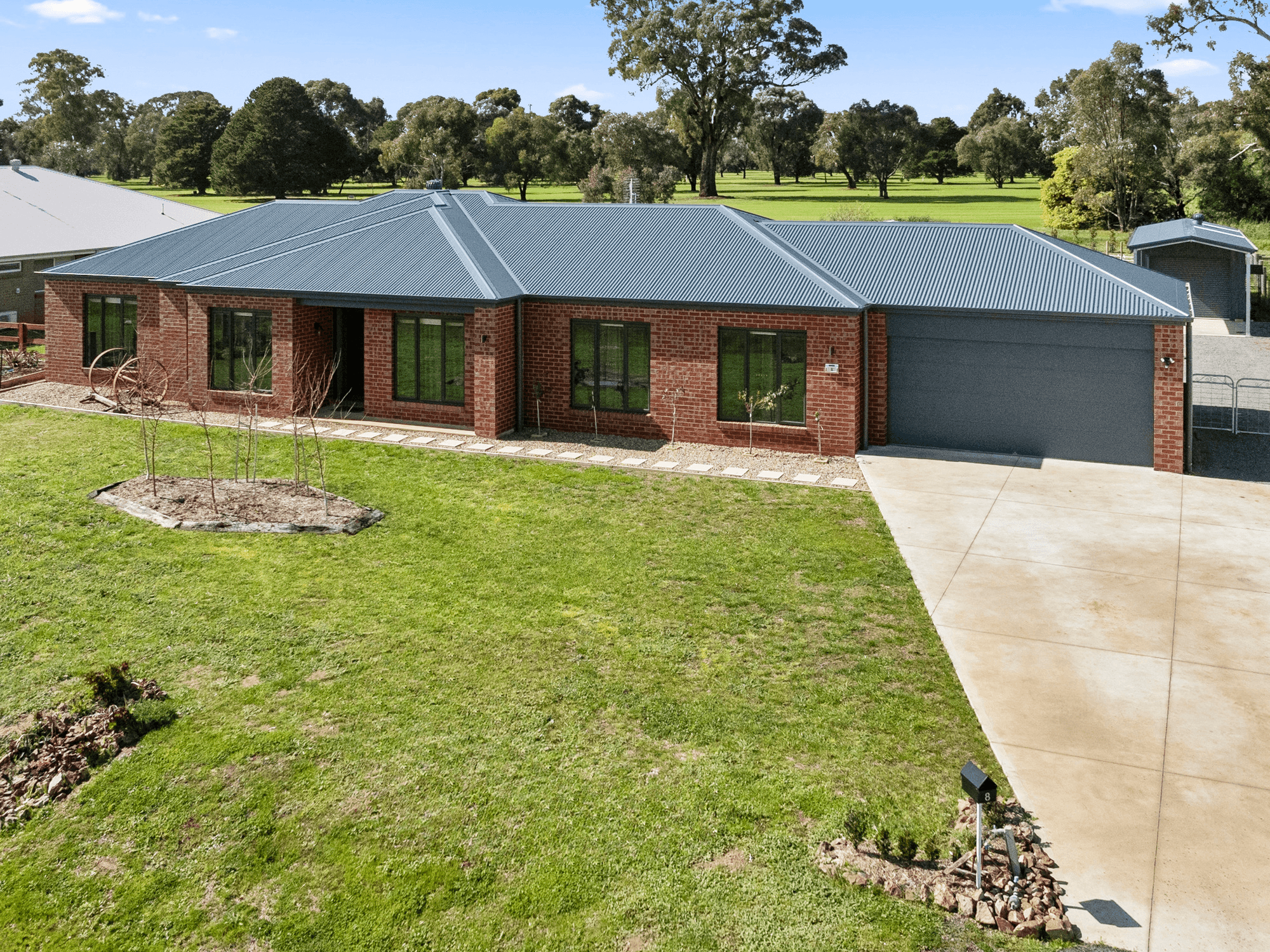 8 BAYLEY DRIVE, AVENEL, VIC 3664