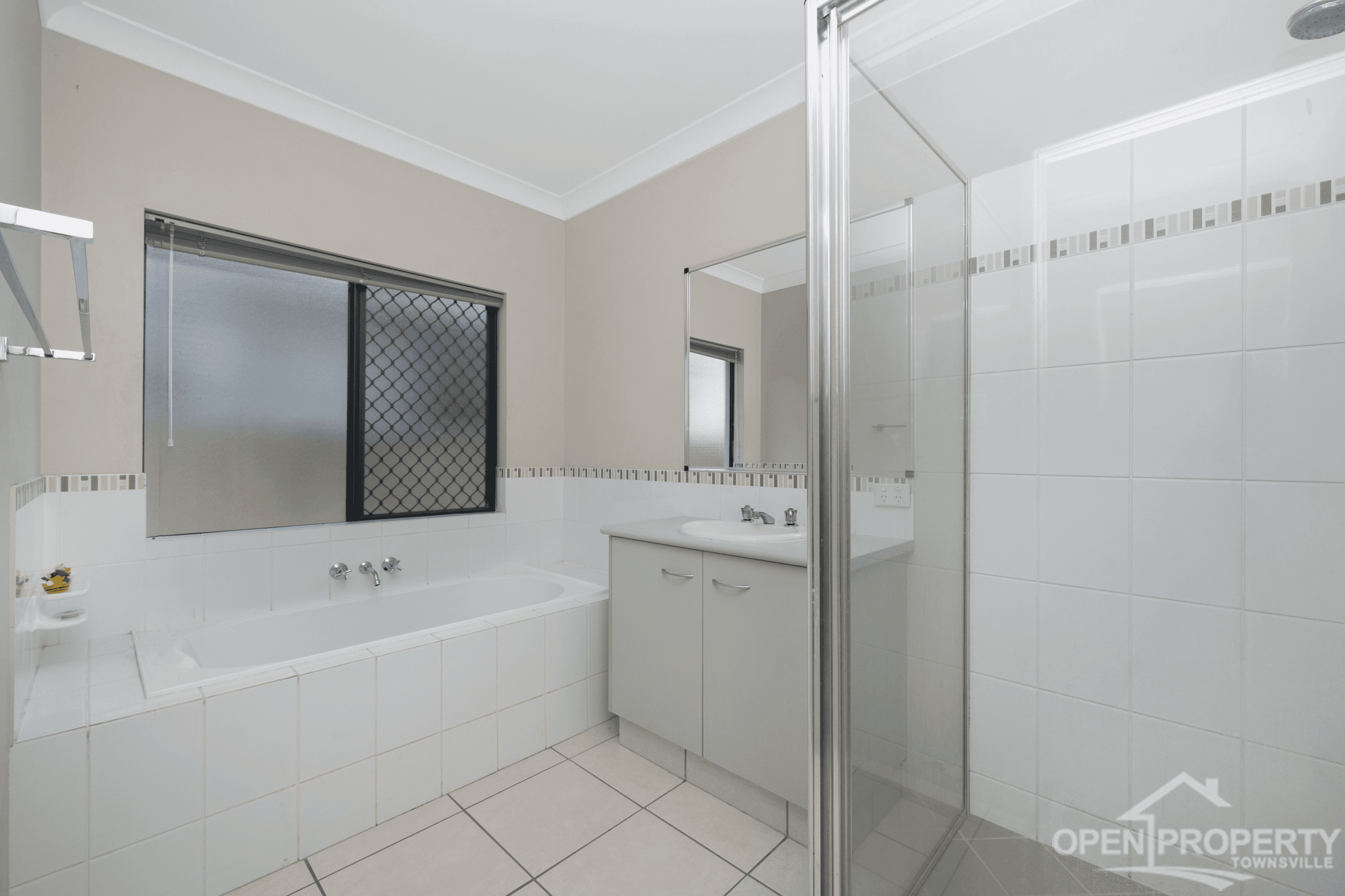 62 Shutehaven Cct, Bushland Beach, QLD 4818