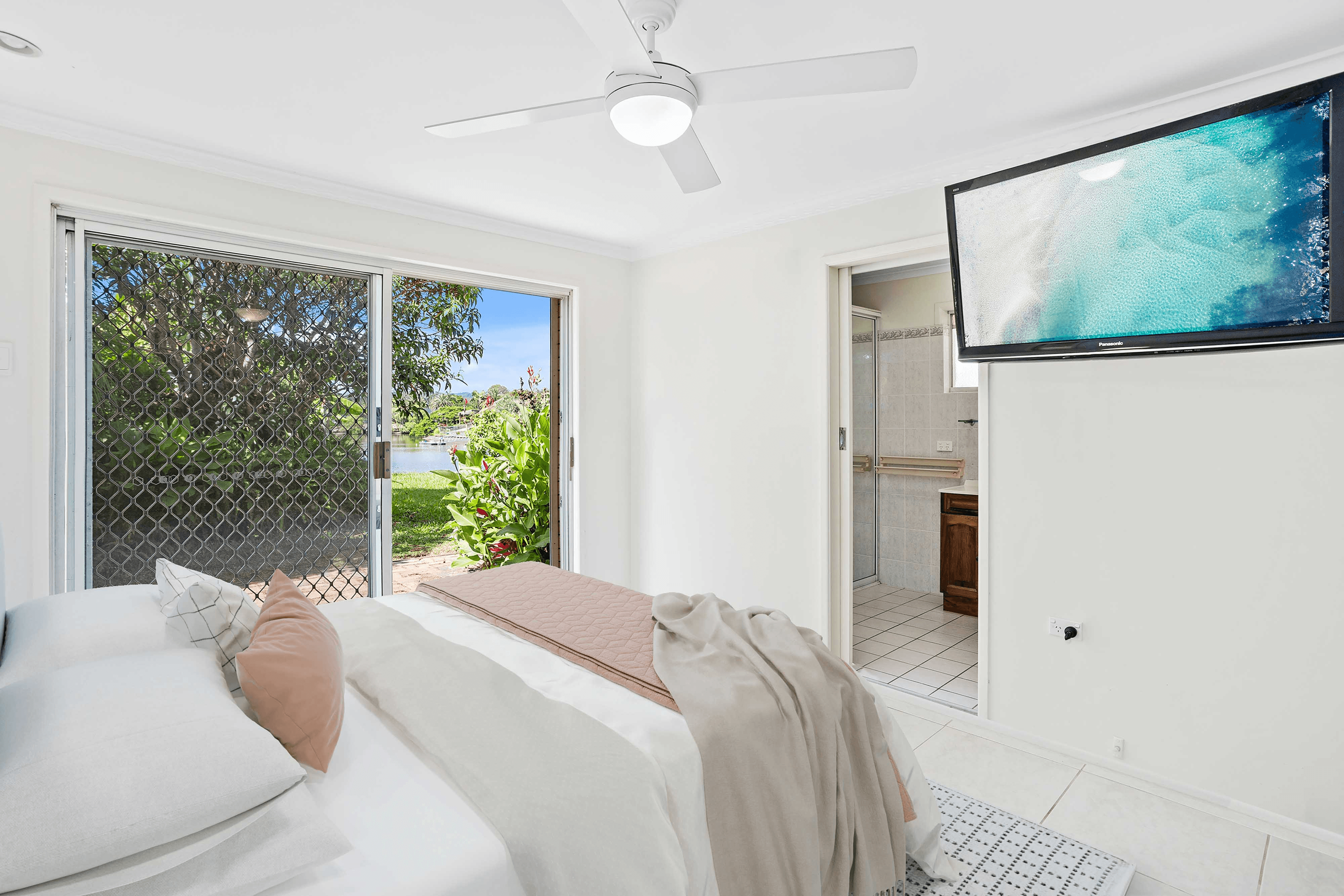 10 Mainsail Street, CURRUMBIN WATERS, QLD 4223