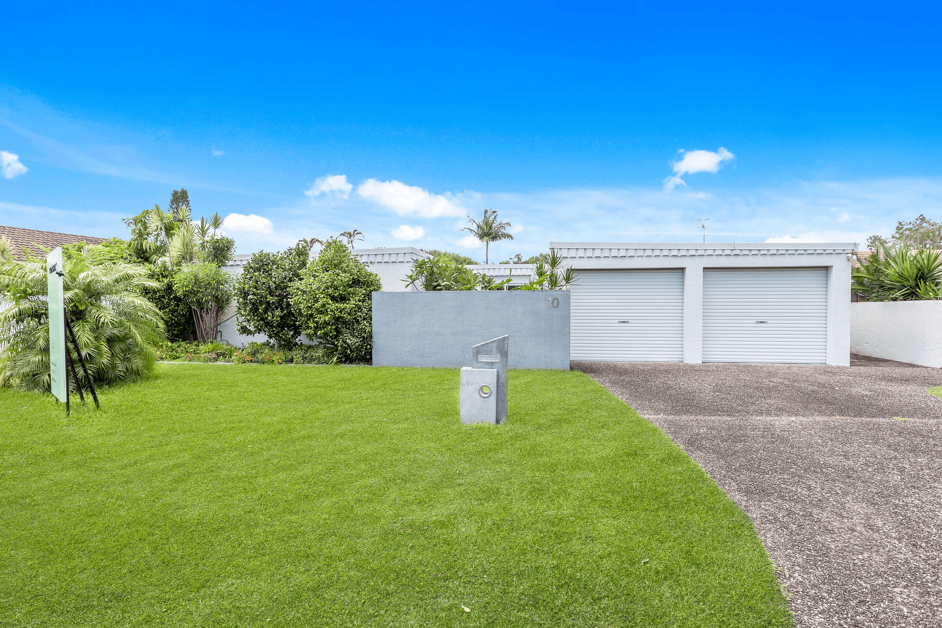 10 Mainsail Street, CURRUMBIN WATERS, QLD 4223