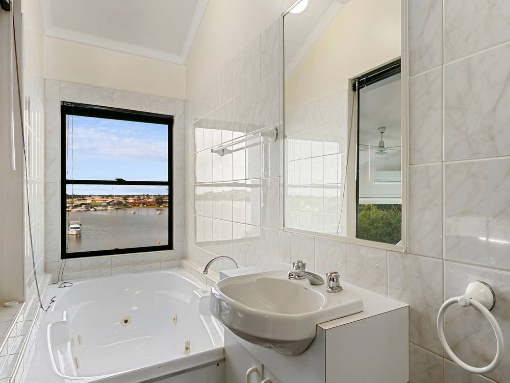 4A Wattlebird Close, LAKES ENTRANCE, VIC 3909