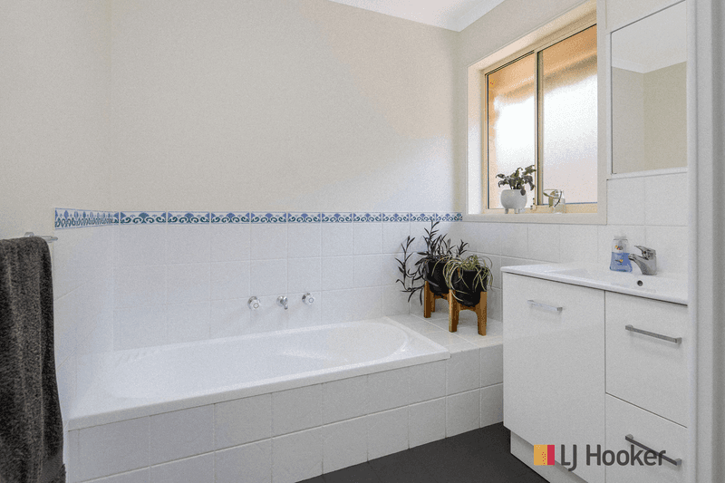 33 Wills Crescent, DENHAMS BEACH, NSW 2536