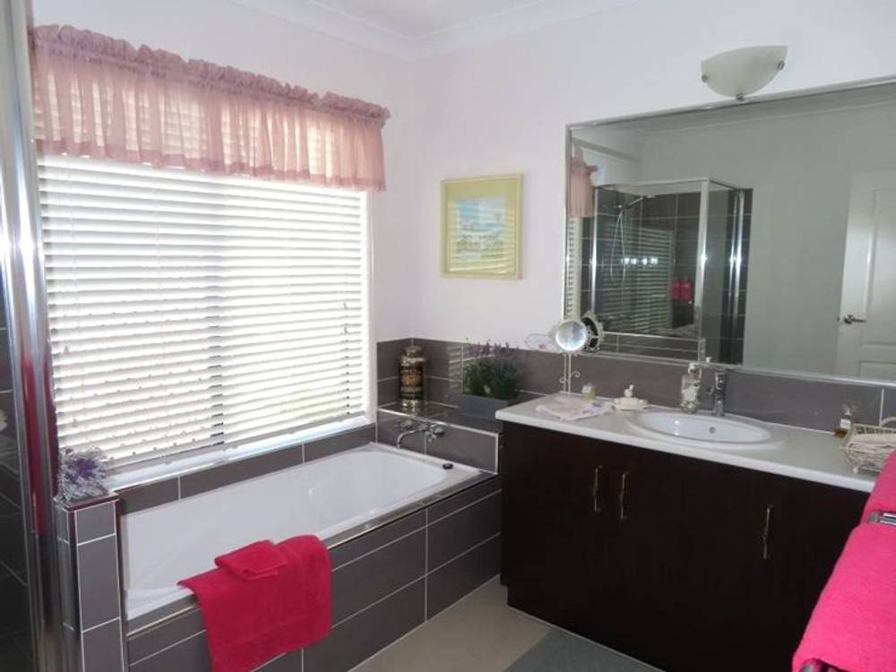22 Pioneers Parade, STANTHORPE, QLD 4380