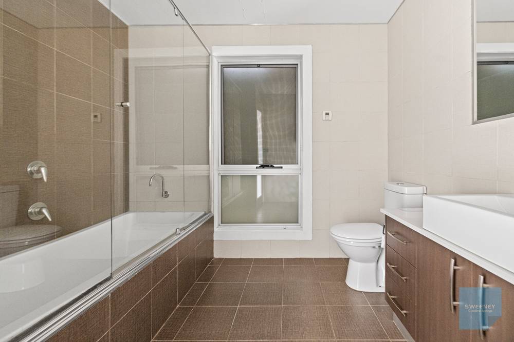 4 Stradbroke Gardens, CAROLINE SPRINGS, VIC 3023
