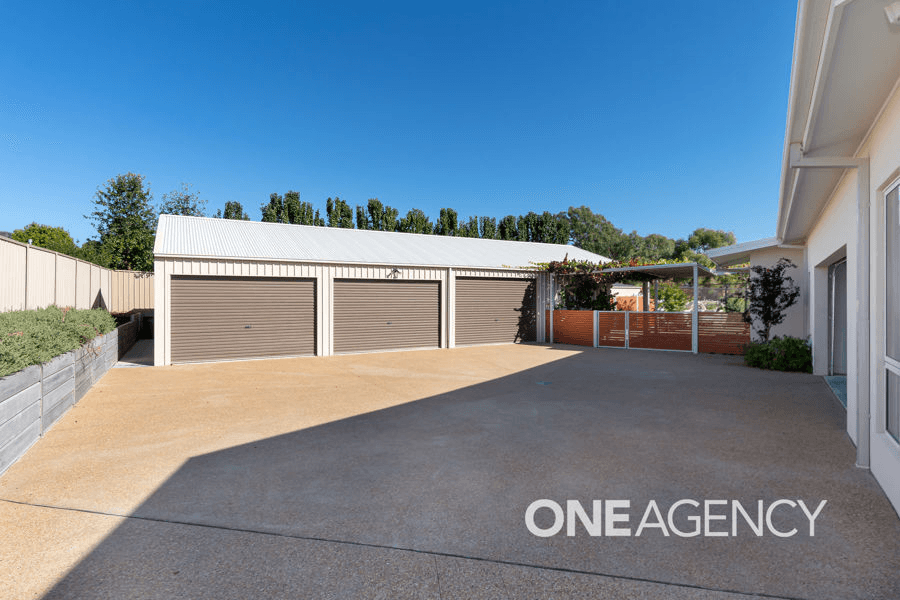 36 PLUNKETT DRIVE, LAKE ALBERT, NSW 2650