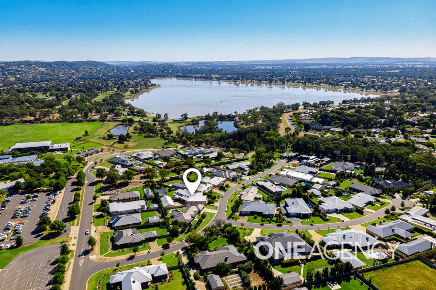 36 PLUNKETT DRIVE, LAKE ALBERT, NSW 2650