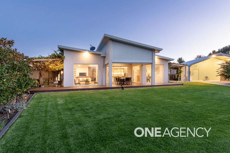 36 PLUNKETT DRIVE, LAKE ALBERT, NSW 2650