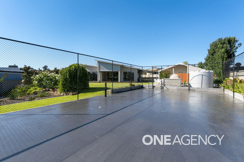 36 PLUNKETT DRIVE, LAKE ALBERT, NSW 2650