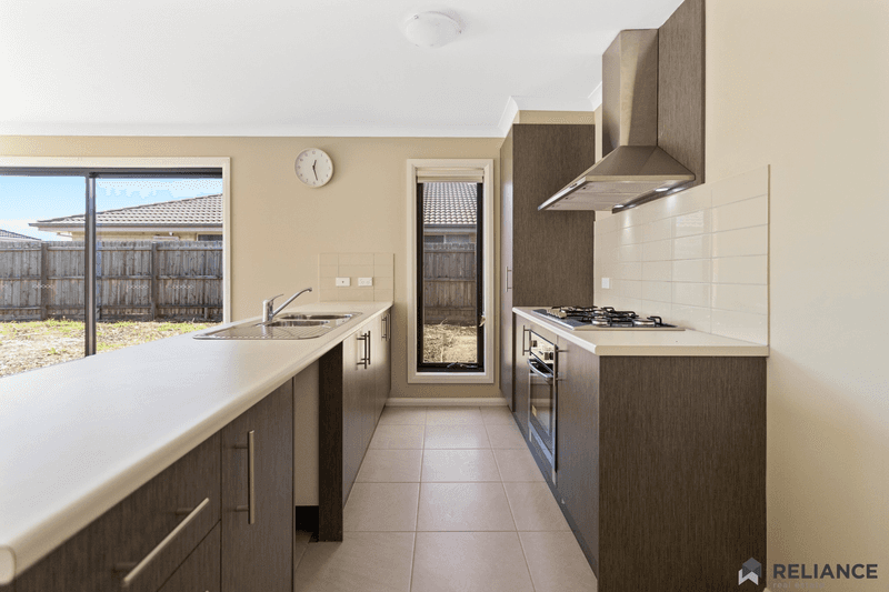 8 Toolern Waters Drive, Weir Views, VIC 3338