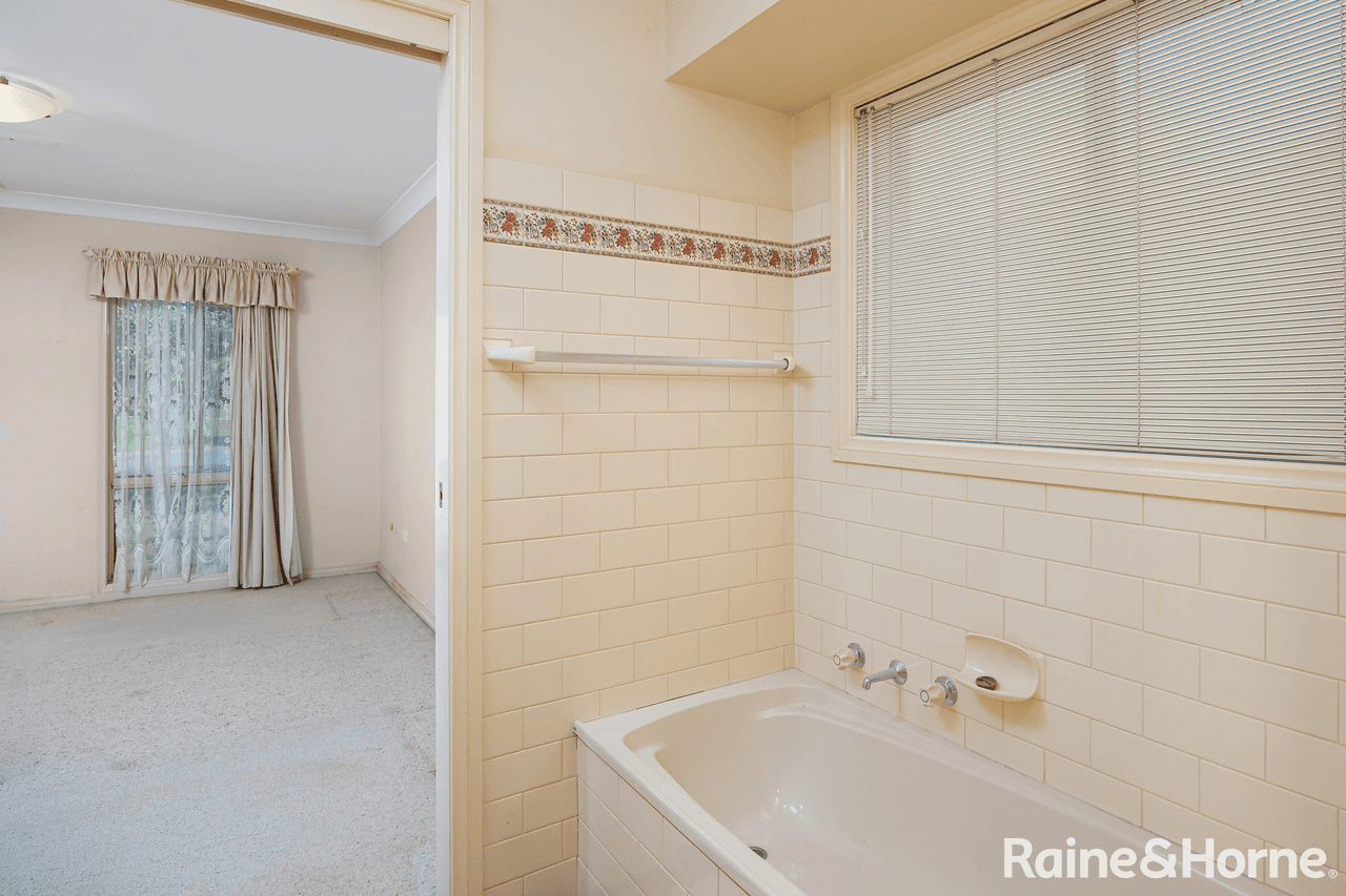 20 Otama Street, GLENFIELD PARK, NSW 2650