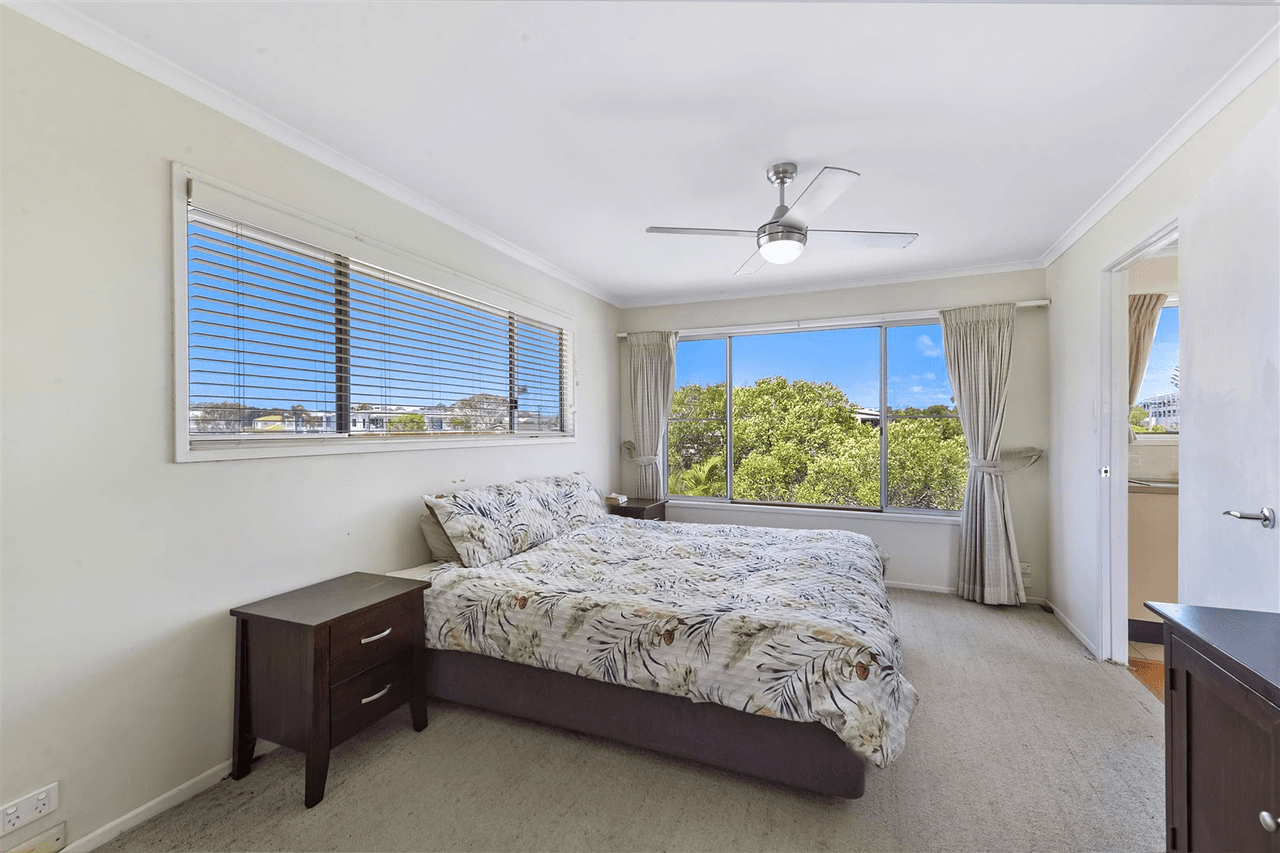 20 Vaggelas Crescent, Biggera Waters, QLD 4216