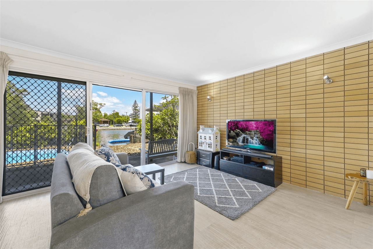 20 Vaggelas Crescent, Biggera Waters, QLD 4216