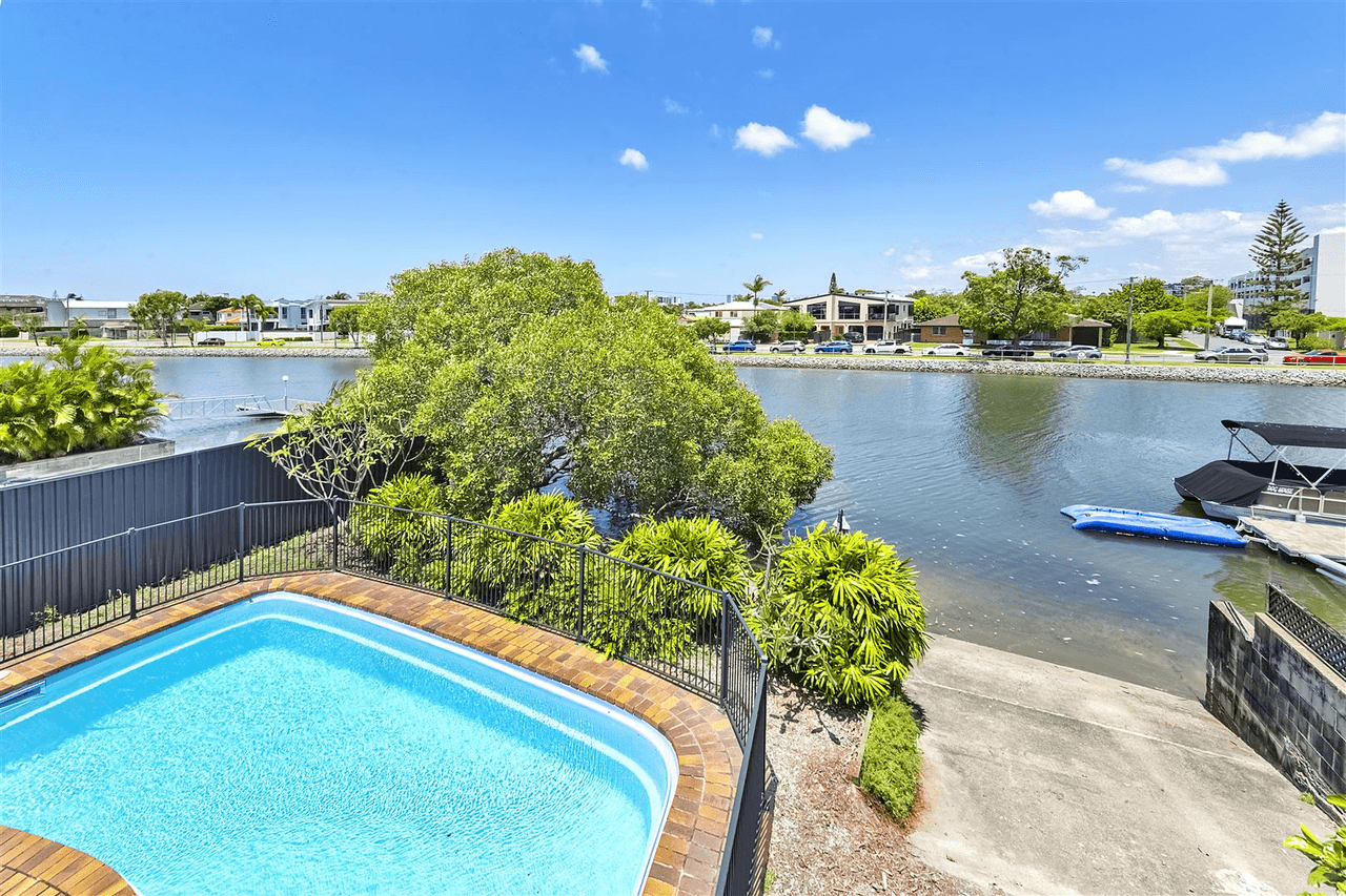 20 Vaggelas Crescent, Biggera Waters, QLD 4216